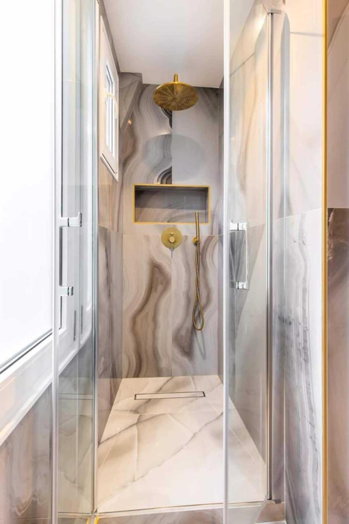 Newly Rebuilt By Architect - Center Of Apartment *